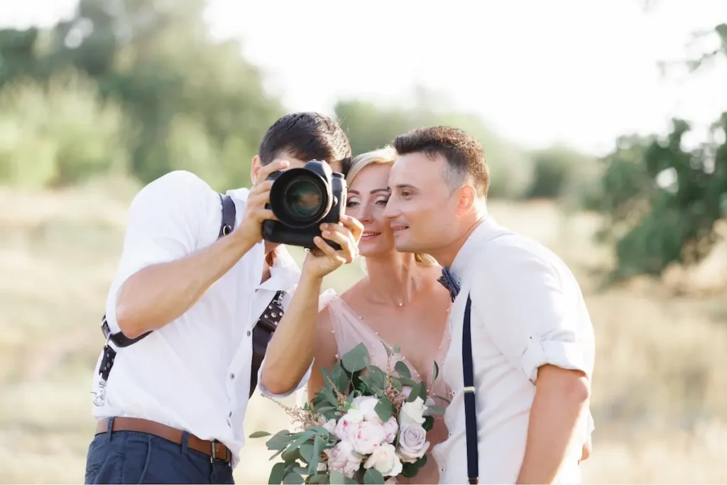 Fotógrafo mostrando a novios fotos recién sacada en mallorca