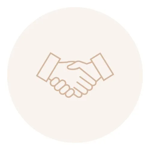 Icono de apretón de manos que representa el compromiso y la confianza entre proveedores y parejas.
