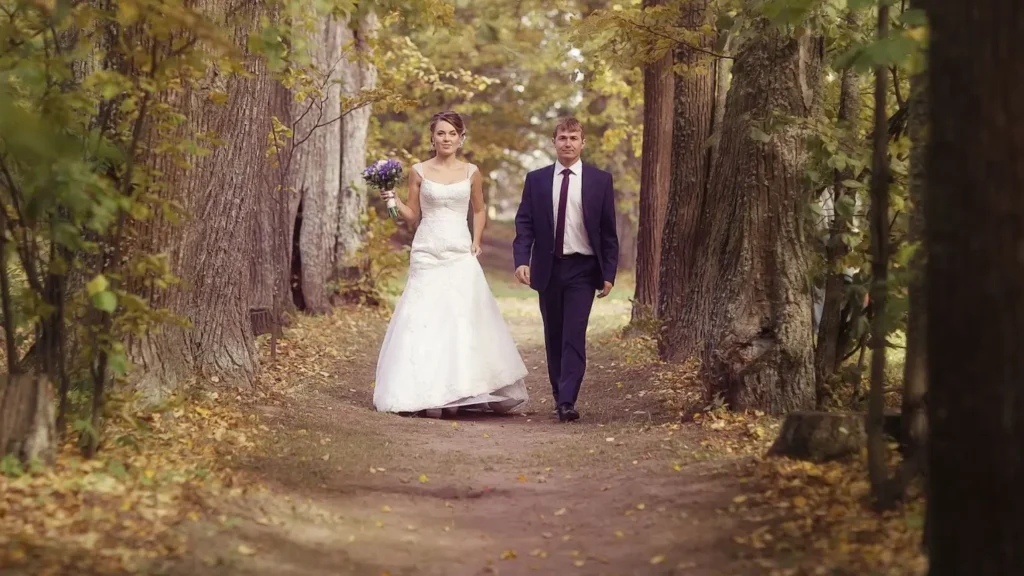 Sesión de fotos de boda en un bosque de Mallorca con novios caminando