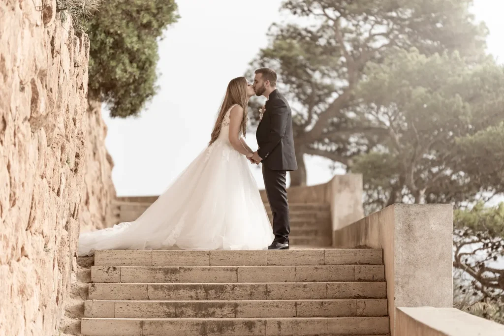 wedding-couple-kissing-and-hugging-on-stairs-In-Palma-de-Mallorca