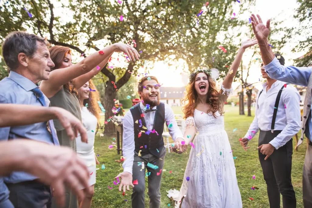 Novios en una celebrando una boda en un campo de mallorca
